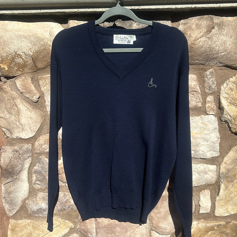 Liu Koo New Wool Men’s Sweater V-neck Navy Smoking Pipe Logo Size Large Preppy